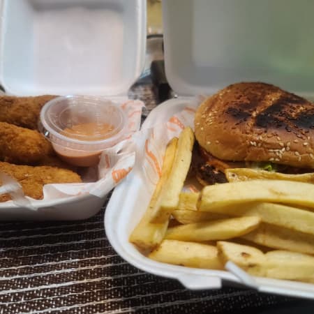 Hamburguesa de Res con Papas + Dedos de Queso