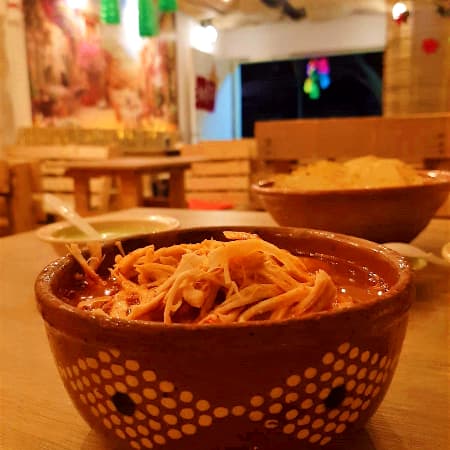 Pozole Rojo de Pollo Mediano