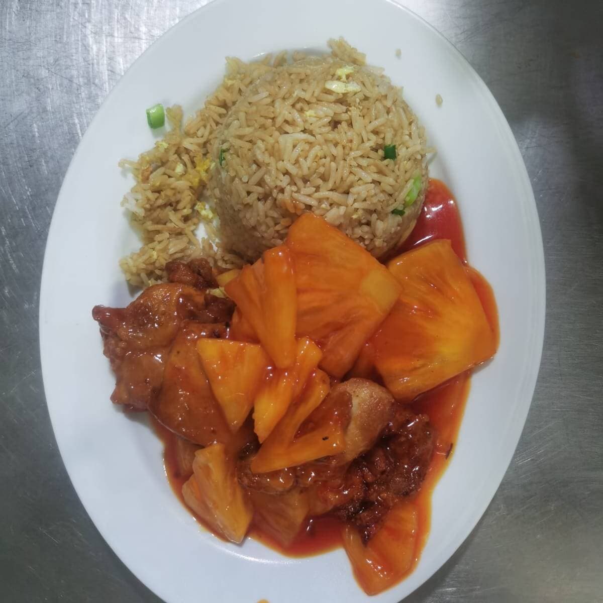 piña con pollo en trozos