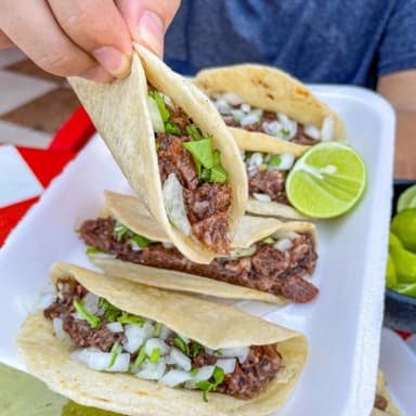 Tacos de Barbacoa de Res + Consomé (5 Tacos)