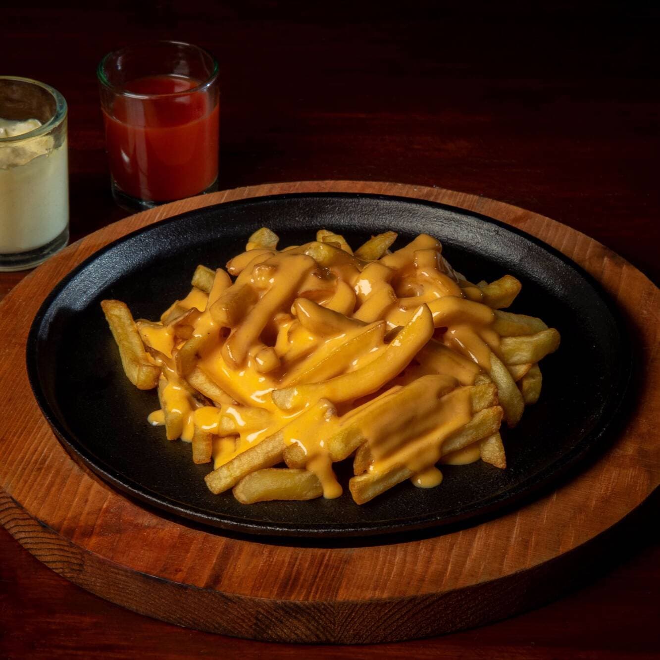 Papas a la Francesa Con Queso Amarillo