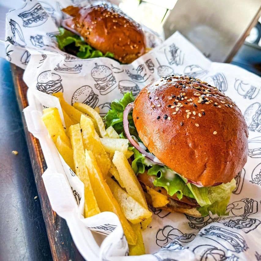 1 Hamburgesa a Elegir + 1 Orden de Papas + 1 Agua