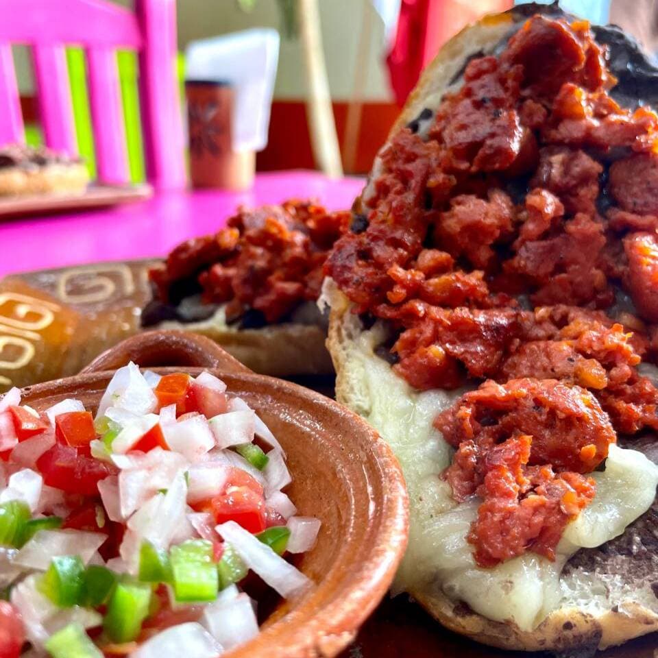 Molletes con Chorizo