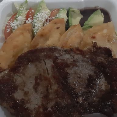 Empanadas y Bistec/Millanesa de Res Empanizada