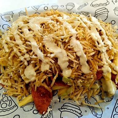 Salchipapa Suiza