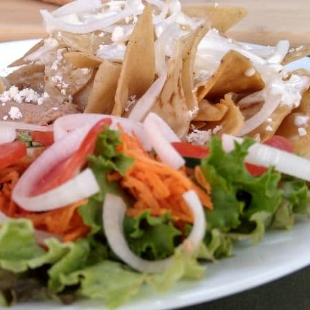Chilaquiles con huevo revuelto