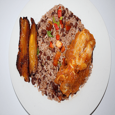 Pinto con Pollo en Salsa + Bebida Caliente 12oz