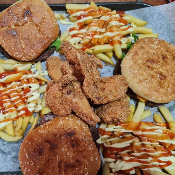 Tres Hamburguesas, 3 Papas y 6 Alitas