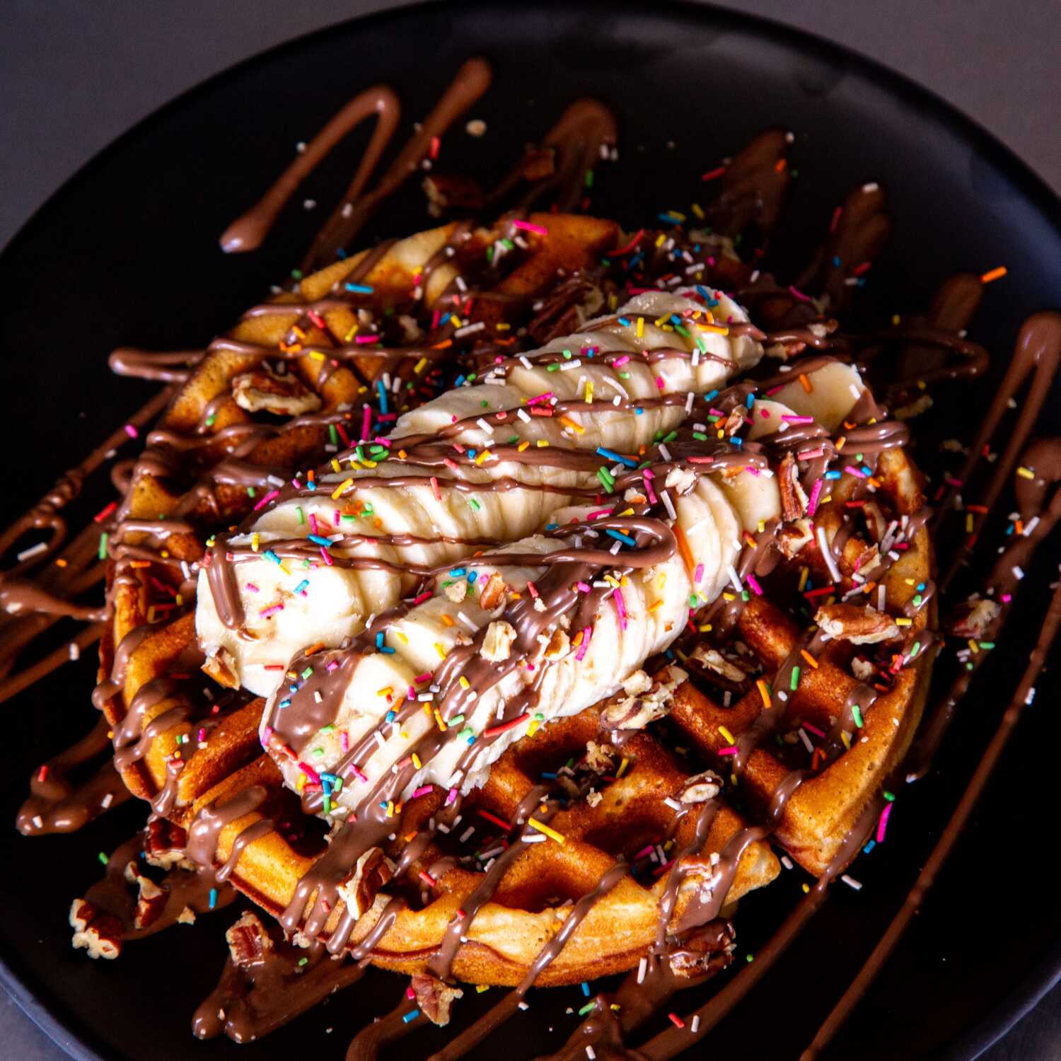 Waffle con Crema de Cacahuate y Platano