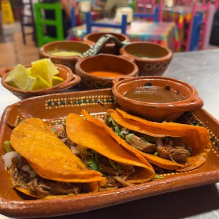 Combo 3 tacos de birria + consomé grátis