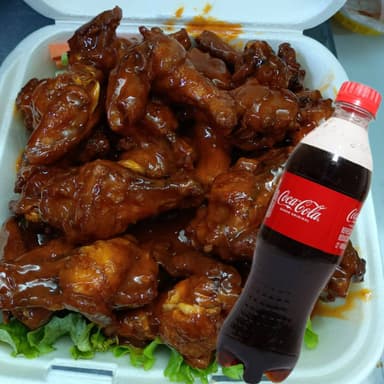 12 piezas de alitas mas refresco 450 ml.