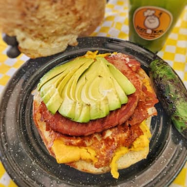 EGGSOTICA DE CHULETA AHUMADA
