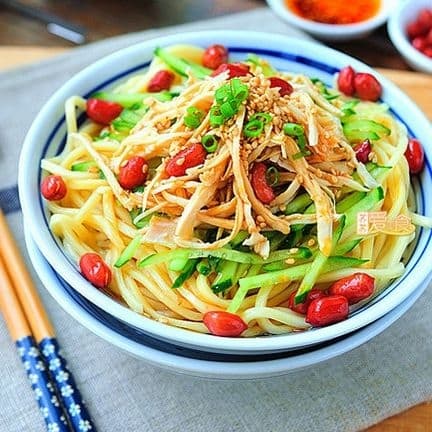 B-7Fideos Frios con Pollo Desmenuzado/鸡丝凉面