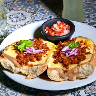 Molletes Tolucos