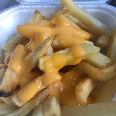 Papas Fritas con Queso Amarillo