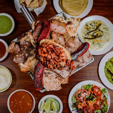 Parrillada Mixta + 3 Aguas Frescas (500ml)