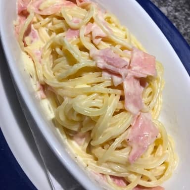Bowl de Spaghetti al Alfredo y 3 Panes Ajo