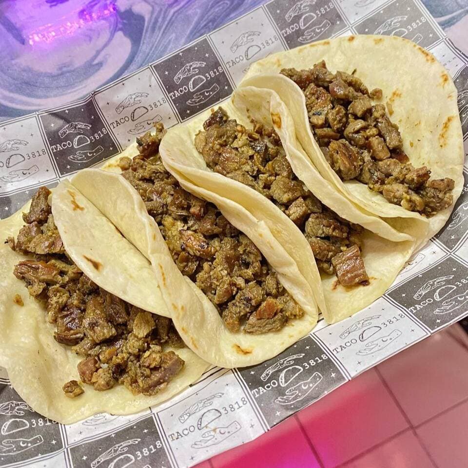 4 TACOS DE ASADA (HARINA) + COCA COLA