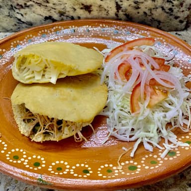 Gordita Inflada de Carne con Chile Verde