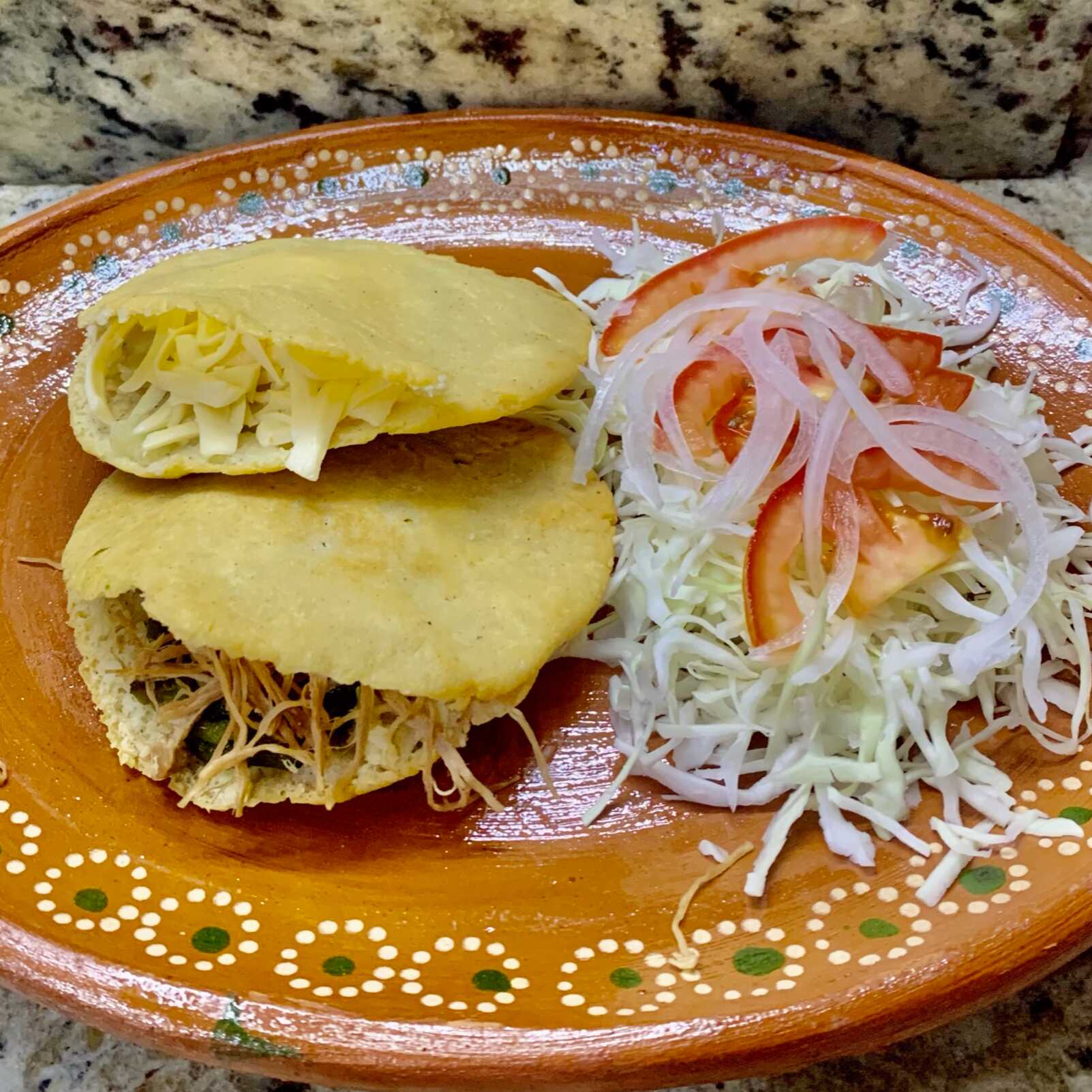 Gordita Inflada de Carne con Chile Verde