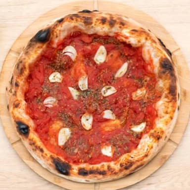 Una Pizza Grande Marinara.