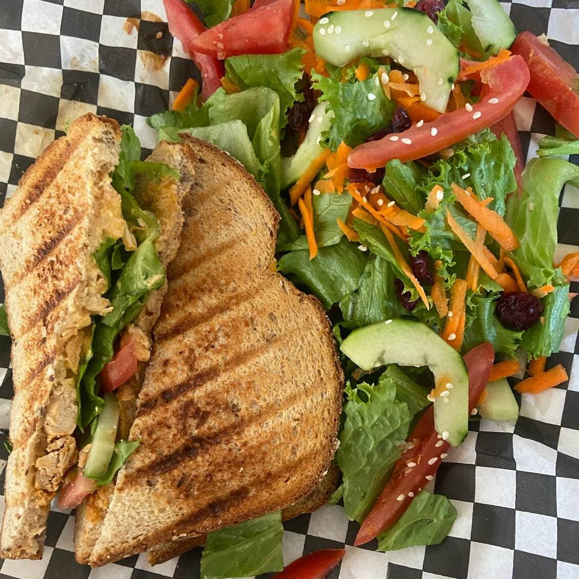 Sándwich de Pollo con Ensalada