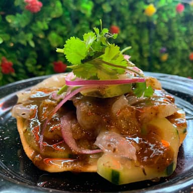 Tostada aguachile negros