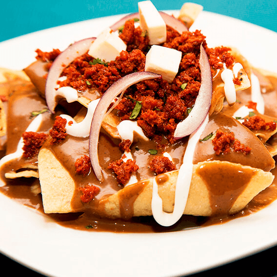 Chilaquiles Rojos con Chorizo