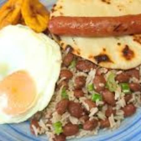 Calentado de Frijoles Con Huevo Ranchero