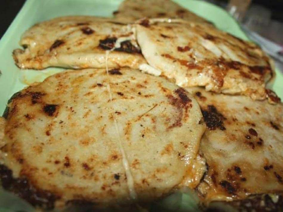 Pupusa chicharron con queso