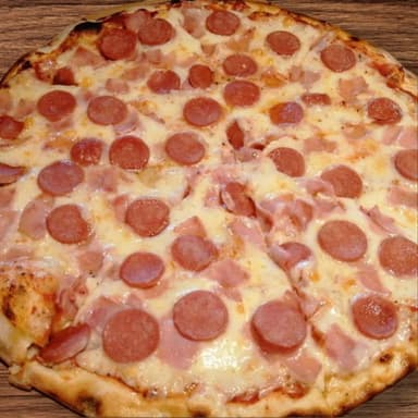 Pizza Jamón y Salchicha