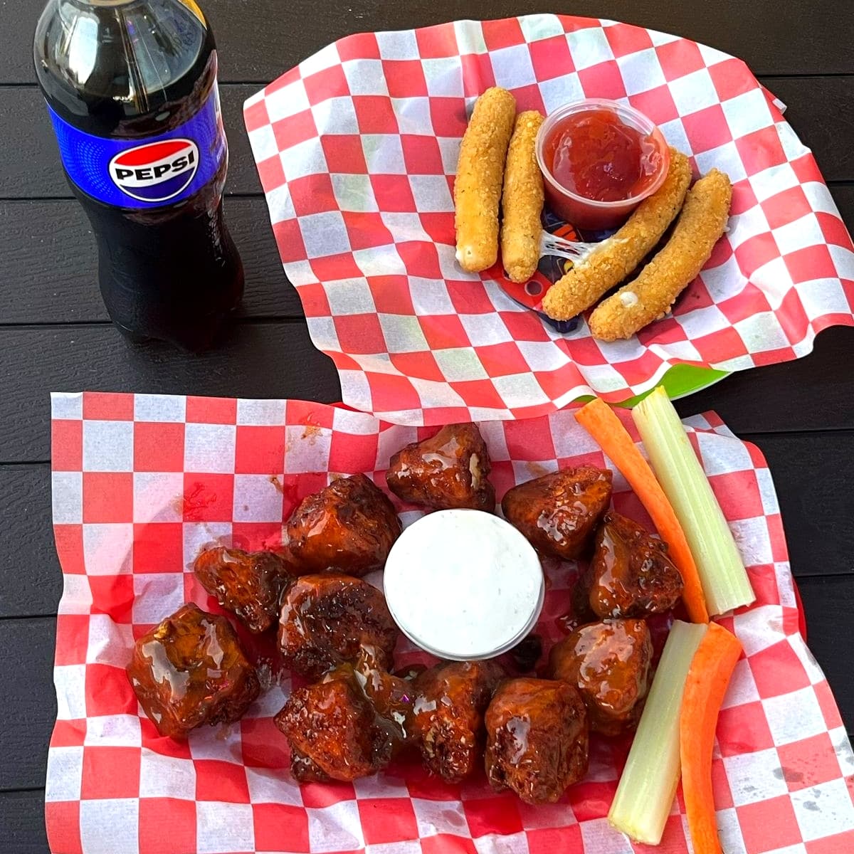 12 Boneless + 4 Dedos de Queso + 2 Refrescos