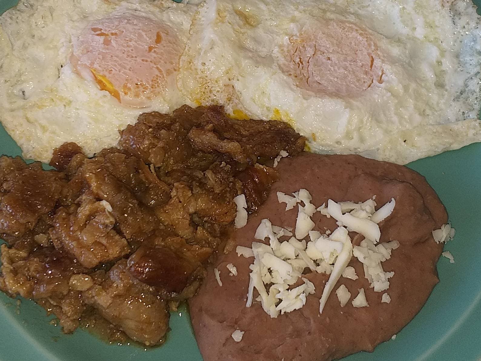 2 Huevos al Gusto Guiso y Frijoles