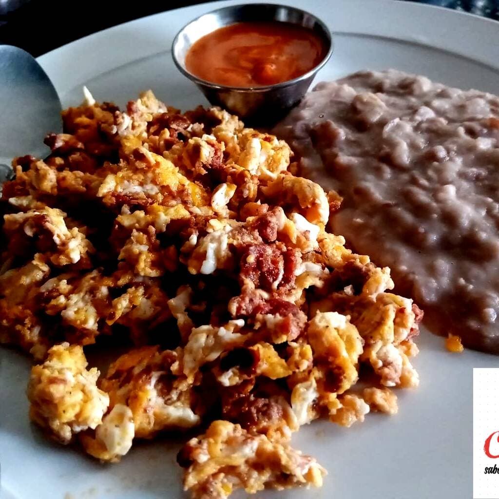 Huevos con Chorizo y Bebida