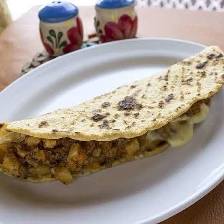 Quesadilla de carne molida y queso 1 pz