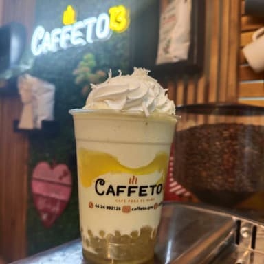 Smoothie de piña colada con perlas explosivas
