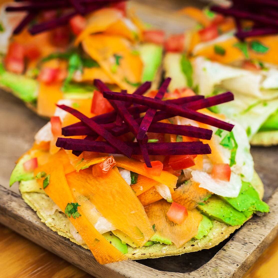 tostada de pollo con betabel y zanahorias