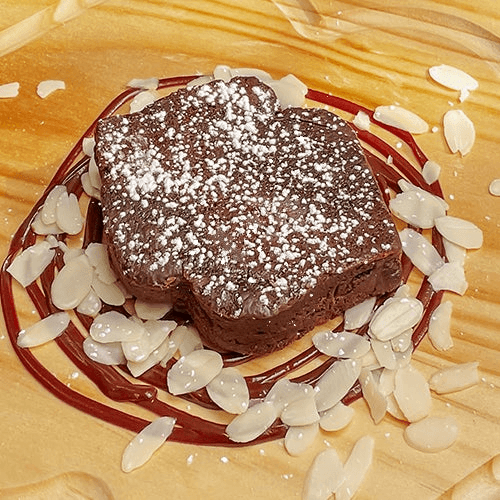 Brownie Beso con almendra.