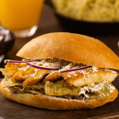Torta de Chilaquiles Verdes con Pechuga Empanizada
