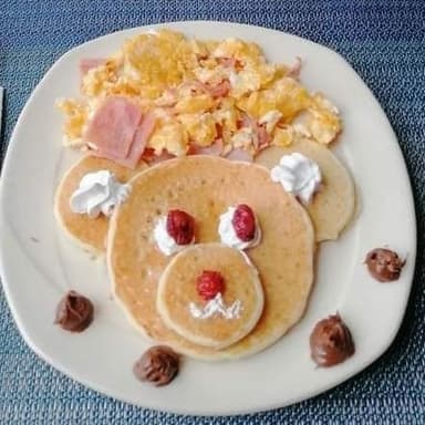 Huevito con jamón + Hot Cakes + Leche (infantil)