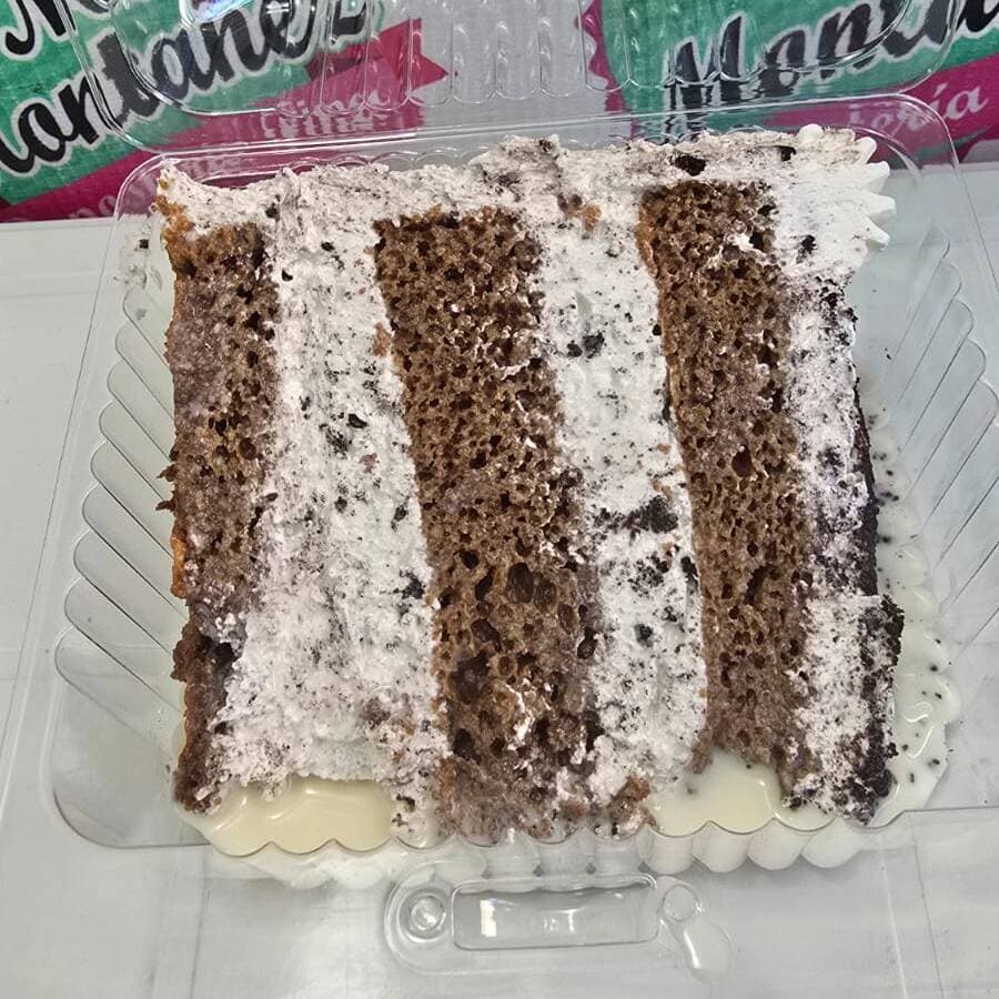 Rebanada de pastel de oreo.