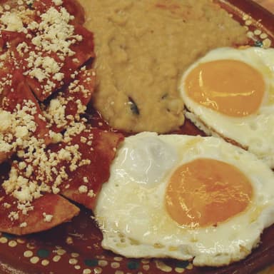 Desayúno Huevos, Chilaquiles y Frijoles