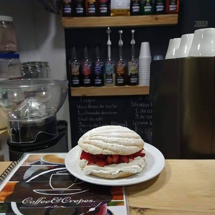 Concha Rellena de Crema Batida y Fresas