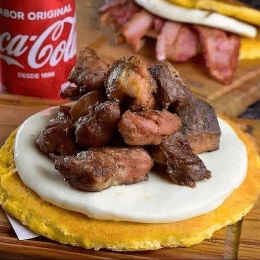 Cachapa con Queso de Mano y Carne Mechada