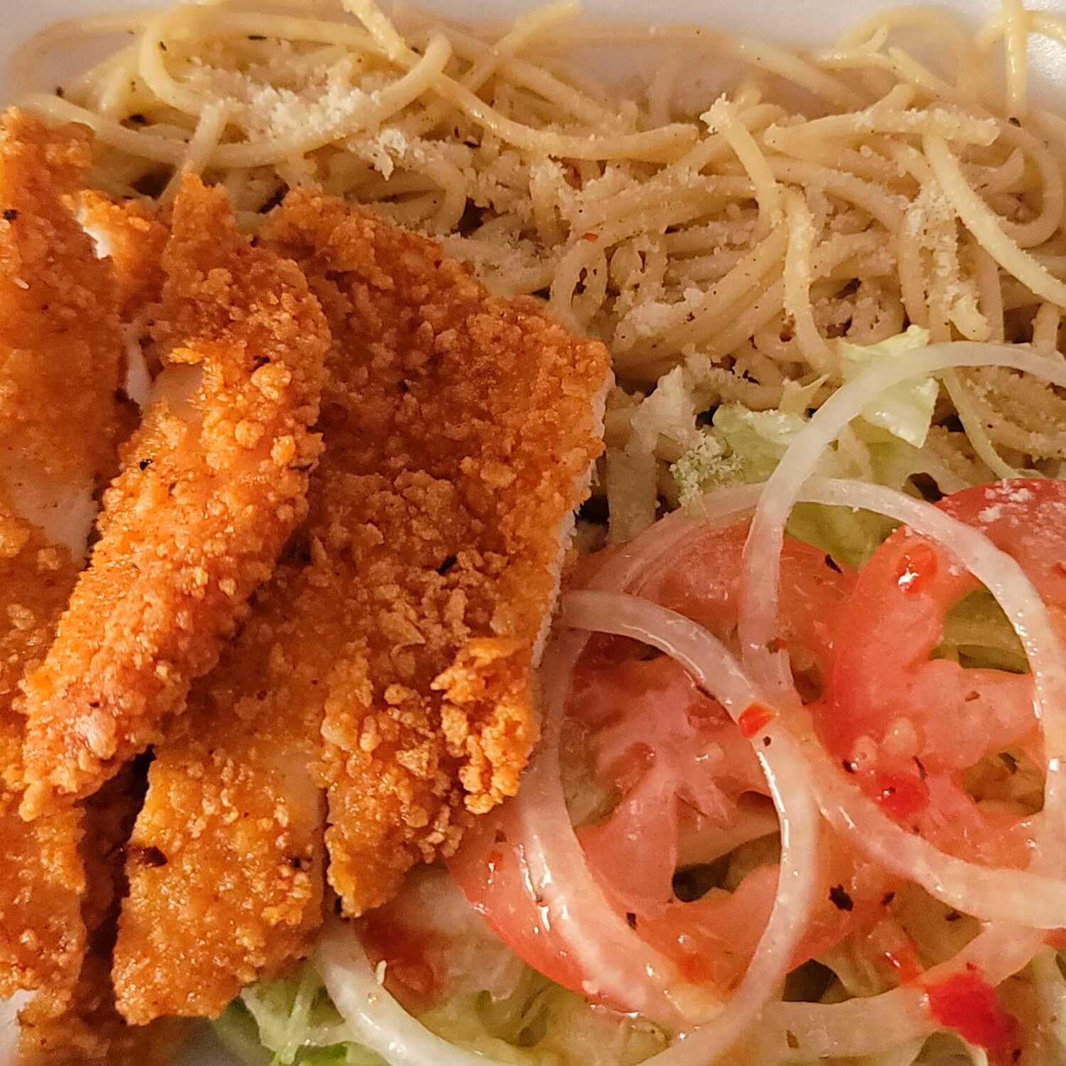 Pasta con Milanesa y Ensalada