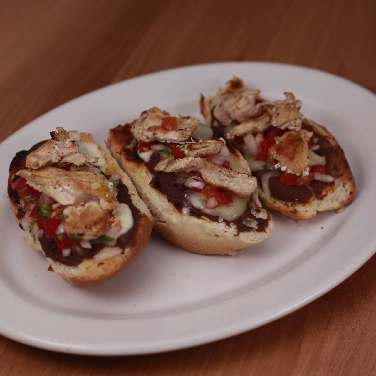 Molletes con Pollo
