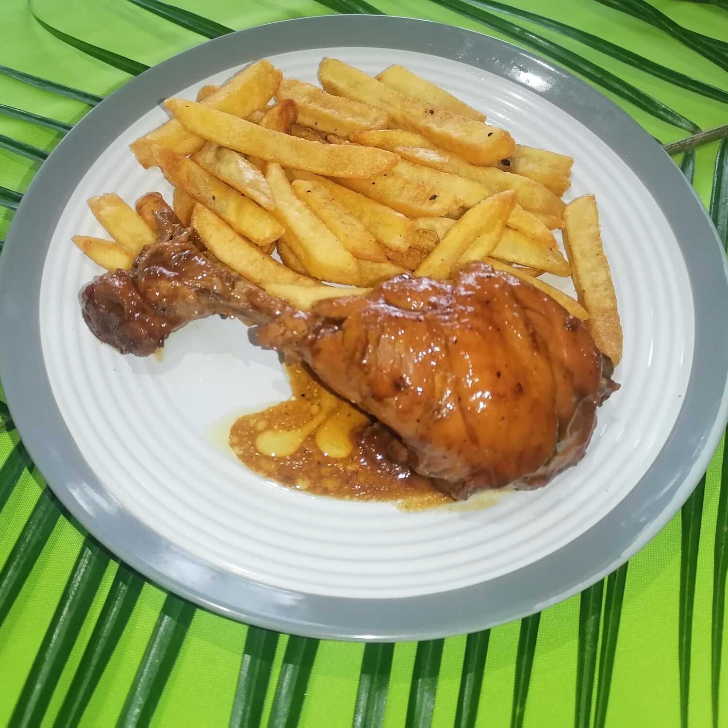 Pollo en Salsa Caribeña y Papas