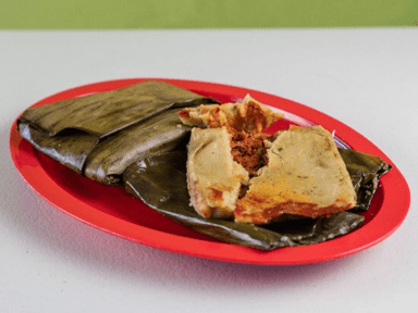TAMAL DE RES EN SALSA ROJA