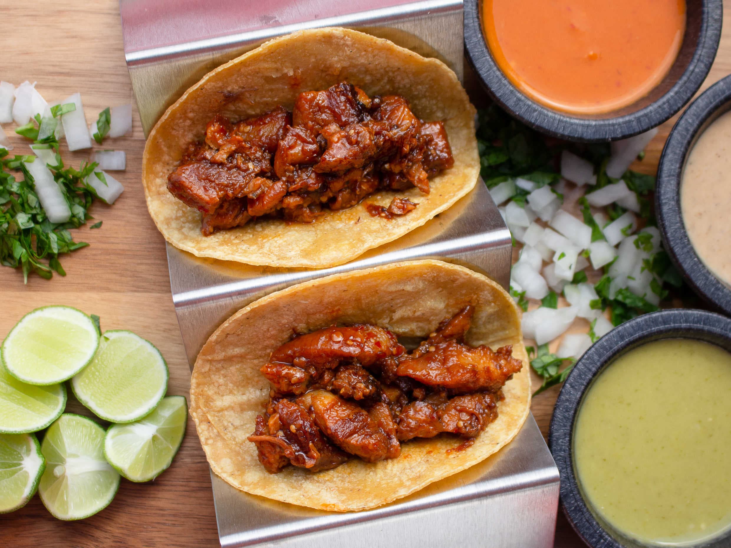 Taco de Chicharró en Salsa Roja 🔥😋