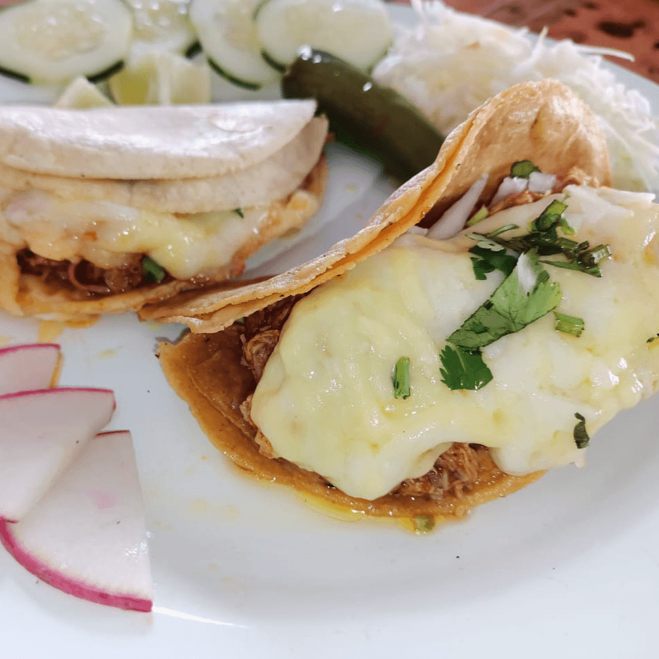 ORDEN DE 3 TACOS DORADOS  BIRRIA C/QUESO